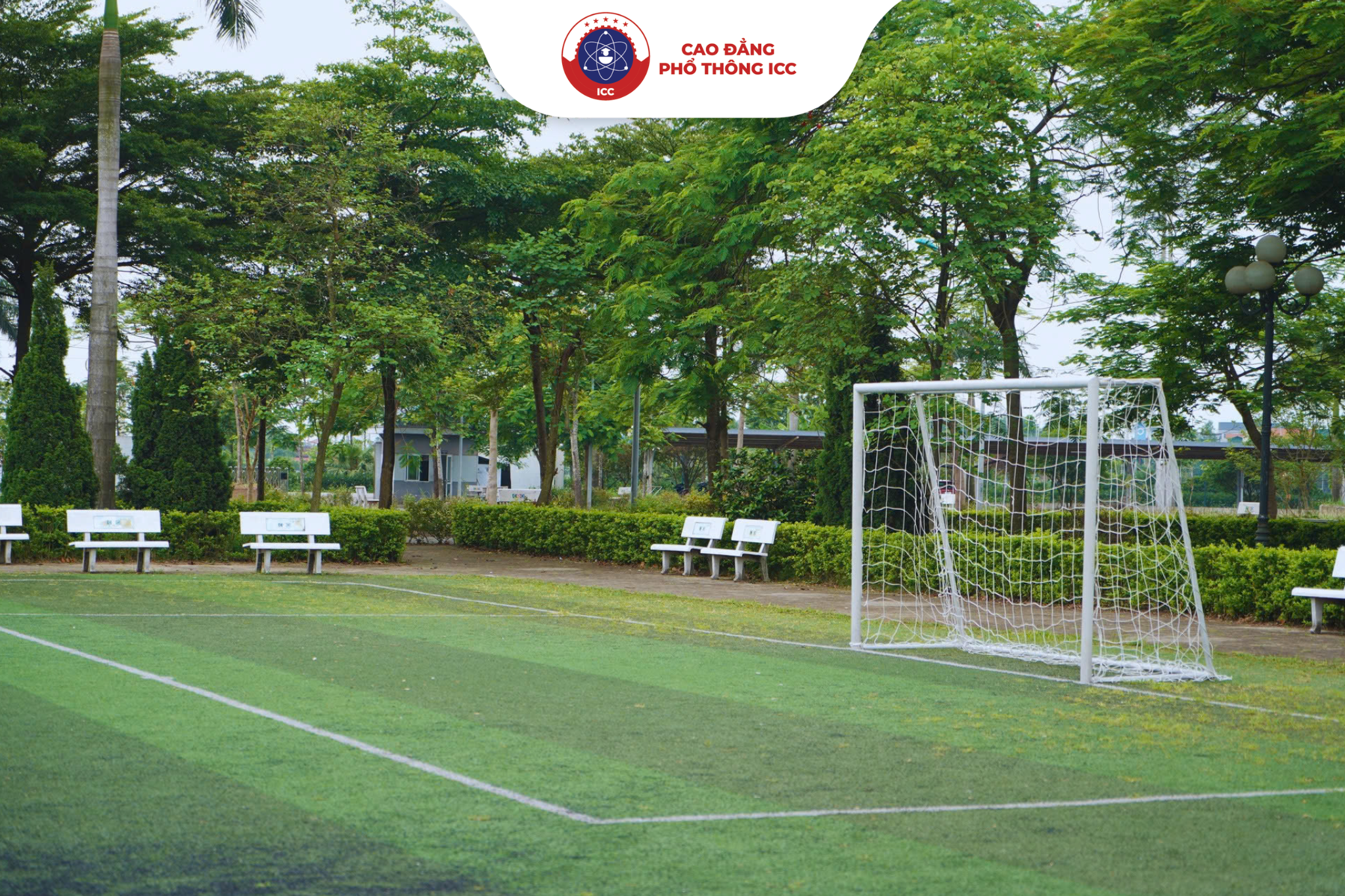 Sân bóng đá là nơi học sinh thỏa sức vận động và nâng cao thể lực
