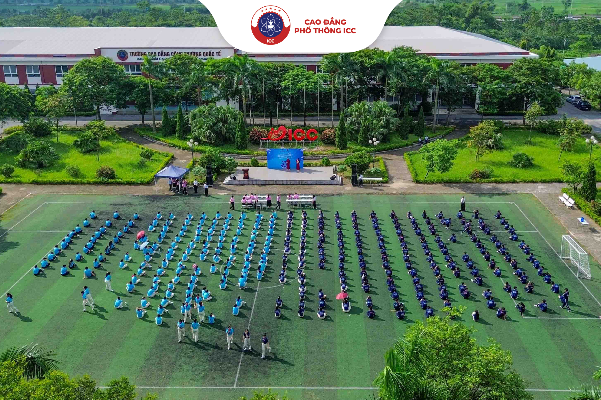 Không gian sân bóng đá thoáng rộng là nơi học sinh thỏa sức vận động và nâng cao thể lực