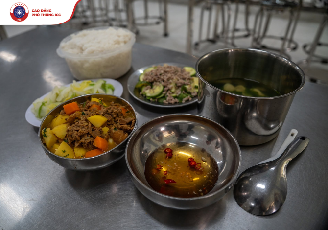 Các bữa ăn được chuẩn bị đa dạng, cân bằng dinh dưỡng và phù hợp với nhu cầu của học sinh